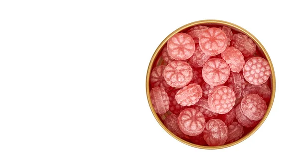 Caramelos de frambuesa rosa en caja de metal. Deliciosos dulces de caramelo de frutas en recipiente . — Foto de Stock