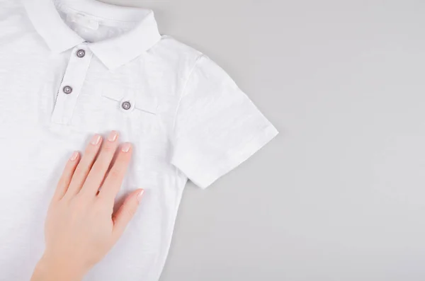 Textil, composición de la camisa sobre fondo de color. Puesta plana. — Foto de Stock