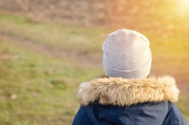 Sonbahar elbiseli kız bankta tek başına oturuyor..