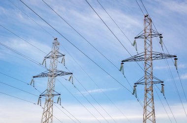 Gökyüzüne karşı yüksek voltajlı kuleler. Uzun mesafeler için elektrik taşıma.