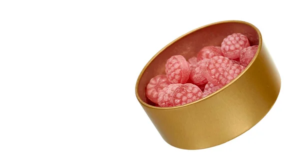 Рожеві малинові цукерки в металевій коробці. Смачні фруктові карамельні цукерки в контейнері . — стокове фото