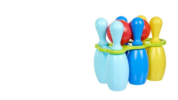Plastfärgade käglor för bowling spel. Leksak för barn. — Stockfoto