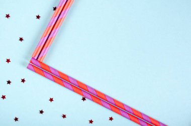 Mavi arkaplan, parti ve kutlama dekorasyonundaki saman çerçevesinden pembe çerçeve.