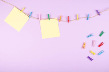 Mor arkaplan üzerine kağıt notlar. Düz yatıyordu.