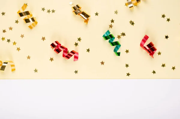 Composición de confeti coloreado sobre fondo beige, fiesta y decoración de celebración . — Foto de Stock
