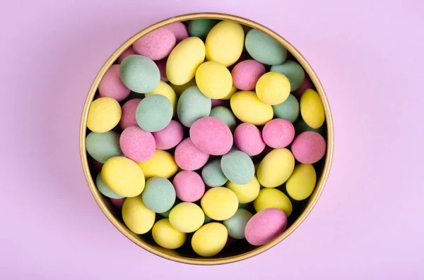 Composición de caramelos de colores sobre fondo púrpura, fiesta y decoración de celebración . — Foto de Stock