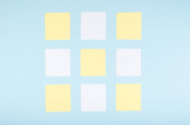 Kağıt notları mavi arkaplan üzerine. Düz yatıyordu.