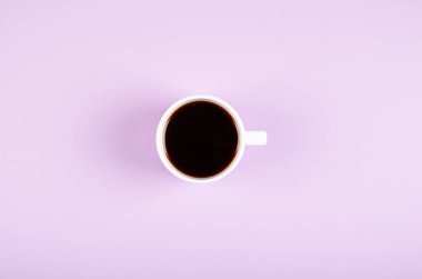 Mor arka planda kahve fincanı kompozisyonu. Düz yatıyordu.