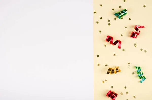 Gekleurde confetti compositie op beige achtergrond, feest en viering decoratie. — Stockfoto