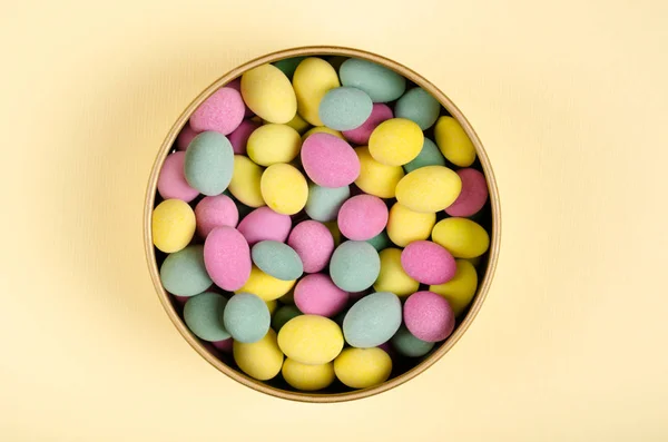 Composición de caramelos de colores sobre fondo biege, fiesta y decoración de celebración . — Foto de Stock