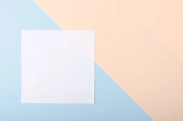 Samenstelling van gekleurd papier. Platte lay-out, indeling en tafelblad. — Stockfoto