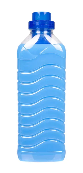 Pelembut pakaian biru dalam botol plastik. Terisolasi di atas putih . — Stok Foto