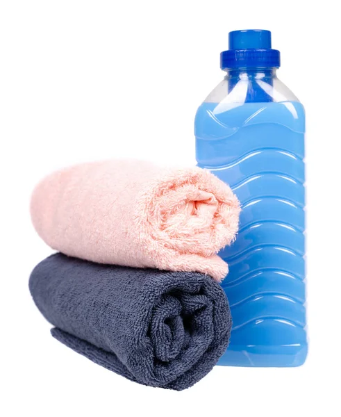 Adoucisseur de linge bleu en bouteille et tissu plastique, serviette . — Photo