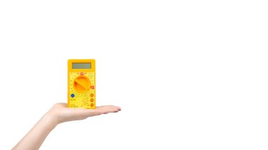 Sarı plastik çoklu metre, elektrikli test aleti. Beyazda izole edilmiş.