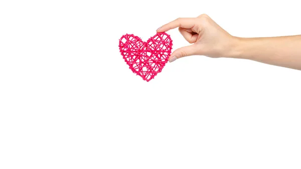 Coração de madeira rosa, presente feito à mão. Isolado em branco . — Fotografia de Stock