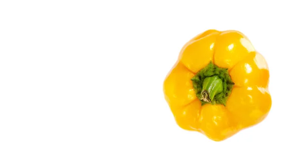 Paprika gialla cruda, cibo fresco e sano. Isolato su bianco . — Foto Stock