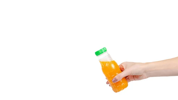 Апельсиновый сок в пластиковой бутылке для детей. Здоровый напиток . — стоковое фото