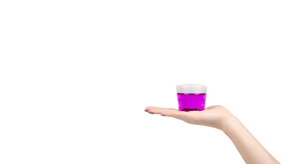 Крем для обличчя в пластиковому фіолетовому контейнері. Ізольовані на білому . — стокове фото