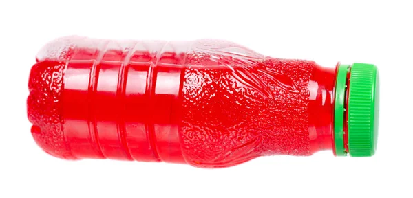 Jus rouge en bouteille plastique. Isolé sur blanc . — Photo