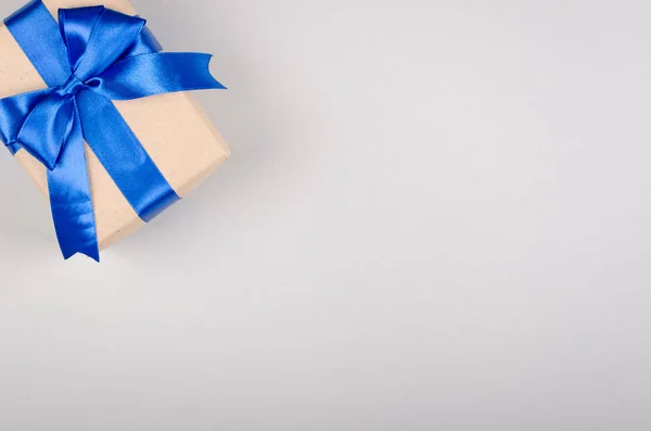 Подарункова коробка на сірому фоні, представлена стрічкою та бантом . — стокове фото