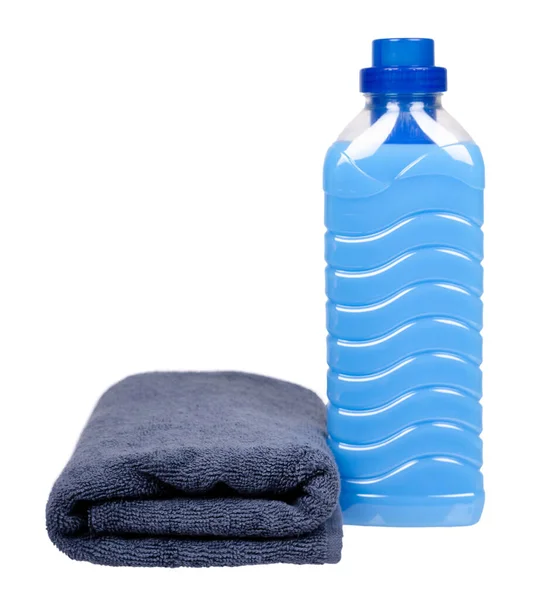 Blauer Weichspüler in Plastikflasche und Stoff, Handtuch. — Stockfoto