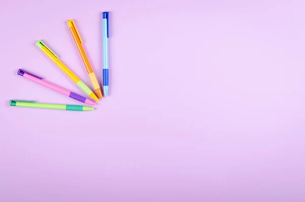 Farklı Renkte Kalemler Mor Arka Plan Kompozisyonu Üzerine Okul Tükenmez — Stok fotoğraf
