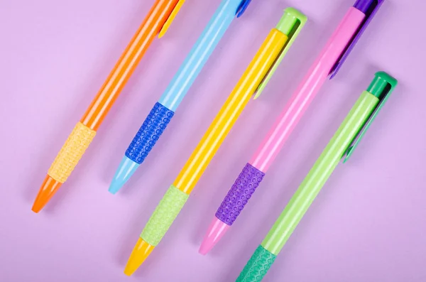 Farklı Renkte Kalemler Mor Arka Plan Kompozisyonu Üzerine Okul Tükenmez — Stok fotoğraf