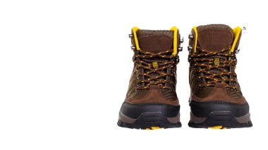 Kahverengi deri çocuk botları. Beyaz arka planda izole edilmiş. Uzayı kopyala, şablon.