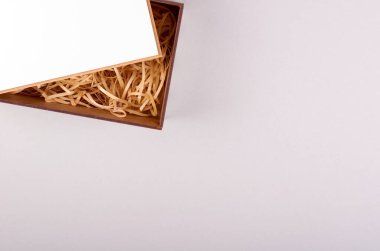 Samanlı ya da samanlı kutu, paketleme şablonu. Düz yatıyordu.