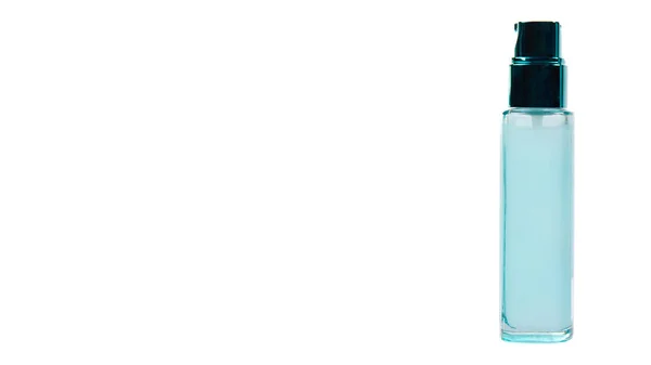 ディスペンサー付きガラス瓶の中の顔クリーム 青いコンテナ 白い背景に隔離されている コピースペース テンプレート — ストック写真