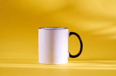 Arka planda kahve fincanı. Çay fincanı.