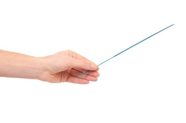 Mavi aroma çubuğuyla el, aromaterapi. Beyaz arkaplanda izole.