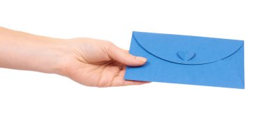 İçinde kalp olan boş bir mektup zarfı olan el. Beyaz arkaplanda izole.