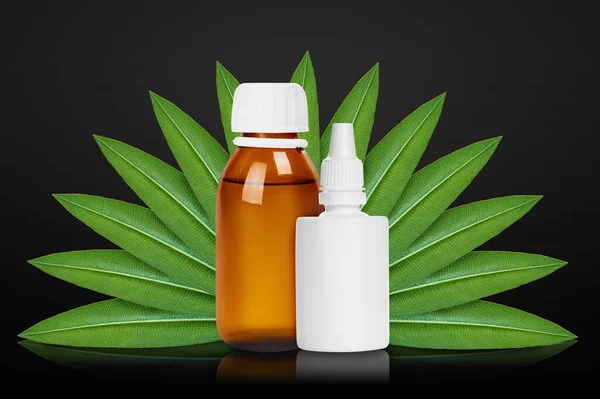 Medizinische Flasche Und Nasenspray Mit Grünen Blättern Auf Schwarzem Hintergrund — Stockfoto