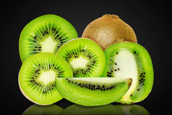 Grup Fructe Kiwi Coapte Proaspete Fundal Negru — Fotografie, imagine de stoc