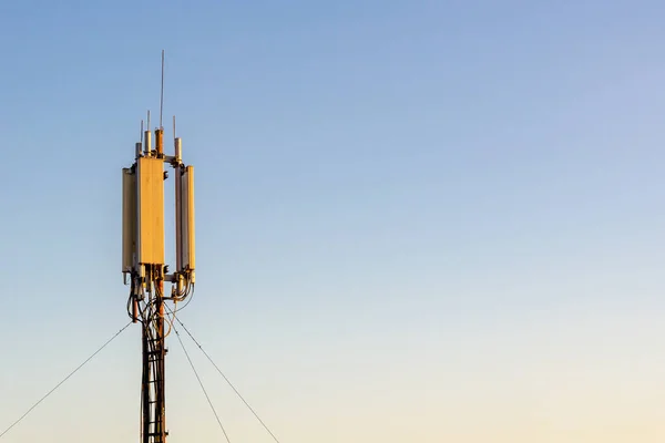 Mobiele Telefoon Communicatie Toren Radiosignaal Blauwe Lucht — Stockfoto