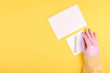 El kalemle, mektup zarfla, mektup yazarak..