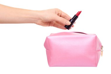 Pembe makyaj çantası ve rujlu bir el. Cazibeli kozmetik aksesuar. Beyaz arkaplanda izole.