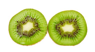 Taze ve olgun kivi dilimi. Beyaz arkaplanda izole.