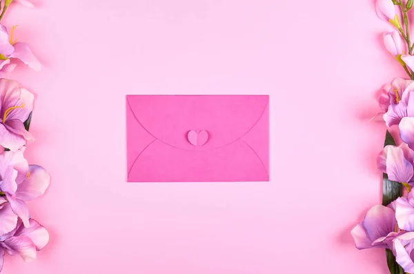 Конверт Цветы Розовом Фоне Композиции Плоская Лежачая Фотография — стоковое фото