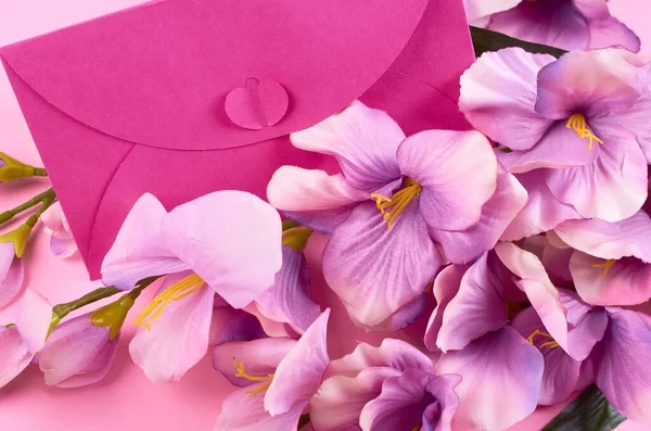 Конверт Цветы Розовом Фоне Композиции Плоская Лежачая Фотография — стоковое фото