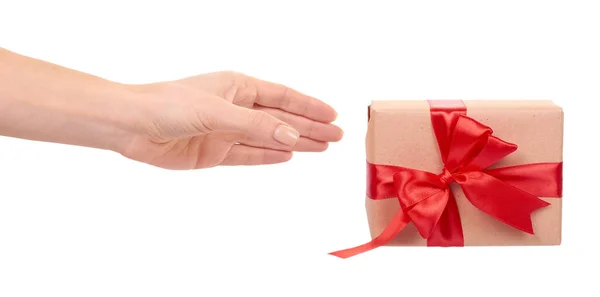Main Avec Boîte Cadeau Enveloppée Avec Papier Brun Isolé Sur — Photo