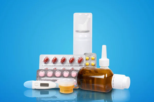 Medizinisches Set Mit Tabletten Und Flaschen Auf Blauem Hintergrund Pharmazeutisches — Stockfoto