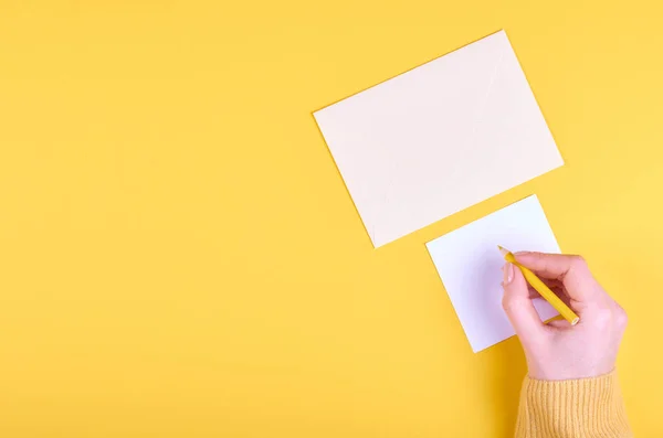 Mano Con Lápiz Carta Con Sobre Escribiendo Correo —  Fotos de Stock