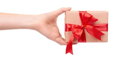 Hediye kutusuyla el, kahverengi kağıtla sarılmış. Beyaz arkaplanda izole.