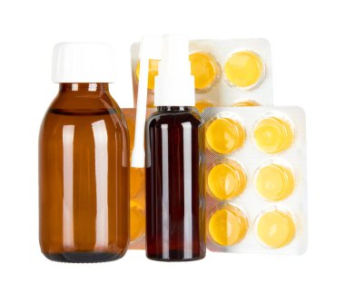 Boğaz ağrısı hapları, sprey ve şurup, beyaz arka planda izole edilmiş..