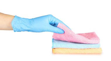 Plastik eldivenli renkli temizlik bezi. Beyaz arkaplanda izole.