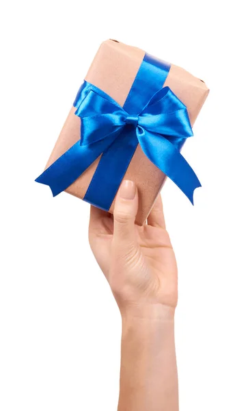 Рука Подарунковою Коробкою Загорнута Коричневим Папером Ізольовані Білому Тлі — стокове фото