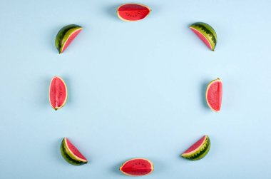 Karpuz renk arkaplanındaki kompozisyonu keser. Düz yatış ve üstten görüntü. Boşluğu kopyala.