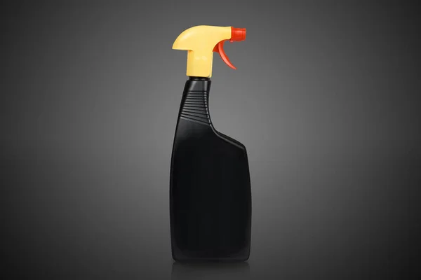 Frasco Spray Detergente Preto Fundo Escuro Conceito Sanitário Desinfecção — Fotografia de Stock